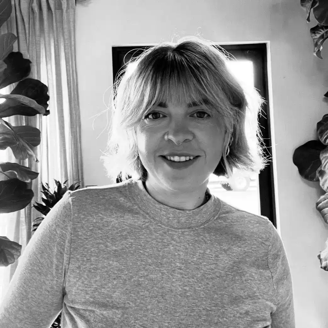 Portrait of Lisa Liken-Olender, a professional stylist at Salon Savoir, showcasing their expertise and style.