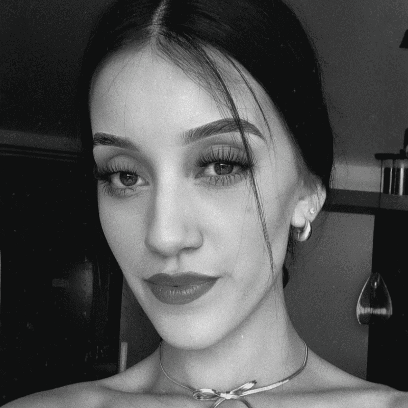 Portrait of Carolina, a professional stylist at Salon Savoir, showcasing their expertise and style.